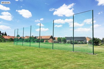 Konstrukcje, siatki na piłkochwyty i ogrodzenie boiska